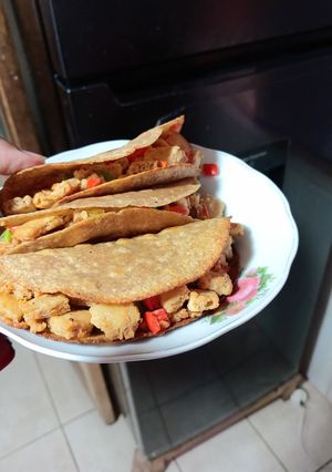 Una foto de Tacos rellenos de trozos de hamburguesa