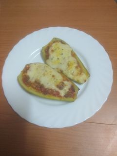 Una foto de Calabacines gratinados y rellenos de jamón cocido y pipas