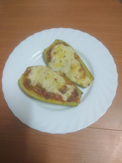 Una foto de Calabacines gratinados y rellenos de jamón cocido y pipas