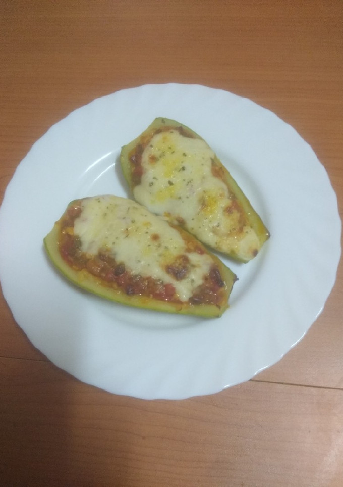 Una foto de Calabacines gratinados y rellenos de jamón cocido y pipas