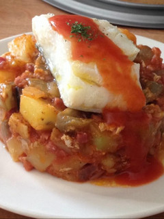 Una foto de Tartar de pisto y bacalao