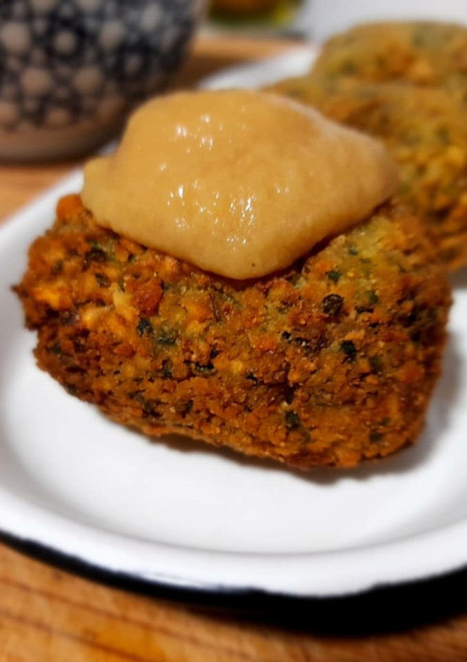 Una foto de Falafel con salsa de cerveza y tahini