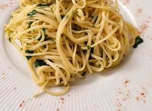 Una foto de Spaghettis al aglio e ólio con peperoncino