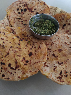 આલુ પરાઠા અને વાટેલી ગ્રીન ચટણી રેસીપી મુખ્ય ફોટો