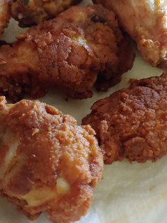 Una foto de Alitas crujientes caseras, sin gluten