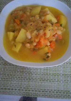 Una foto de Guiso de alubias con verduras