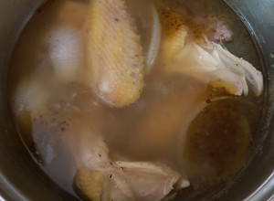 Una foto de Caldo de pollo con sopa de arroz