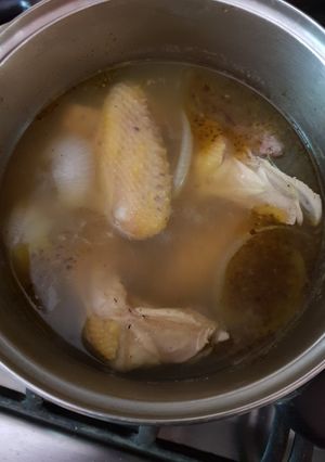 Una foto de Caldo de pollo con sopa de arroz