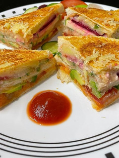 ચીઝ વેજ સેન્ડવિચ(cheese veg sandwich recipe in gujarati) રેસીપી મુખ્ય ફોટો