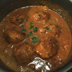 A picture of Meatballs with tomato sauce, with spaghetti or rice.
