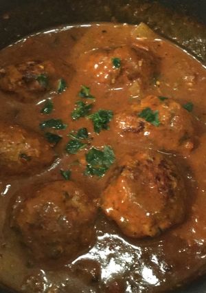 A picture of Meatballs with tomato sauce, with spaghetti or rice.