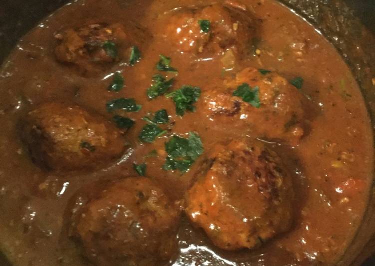Meatballs with tomato sauce, with spaghetti or rice