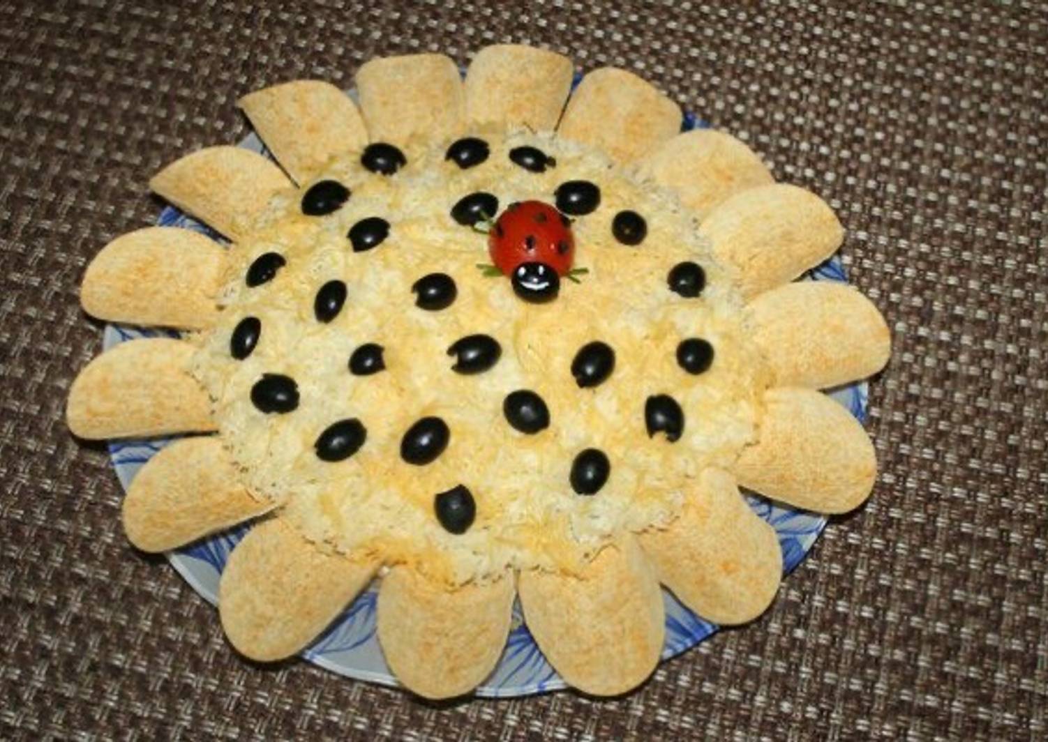 салат подсолнух с чипсами и кукурузой. салат подсолнух на новый год. украшение салата подсолнух. украшение салата подсолнух. салат с чипсами и маслинами.