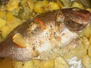 Una foto de pargo con papas al horno