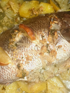 Una foto de Pargo al horno con patatas panaderas