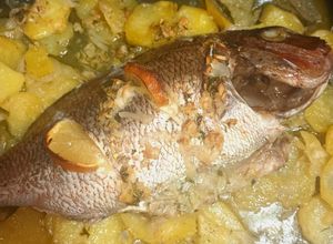 Una foto de Pargo al horno con patatas panaderas