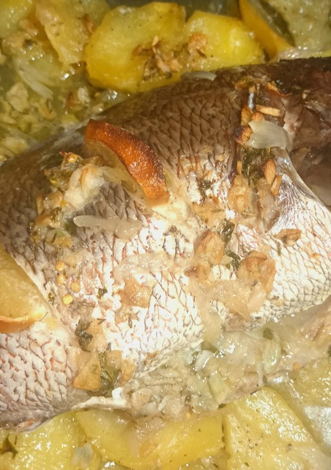 Una foto de Pargo al horno con patatas panaderas