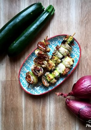 Foto di Spiedini di zucchine con cipolla e prosciutto cotto