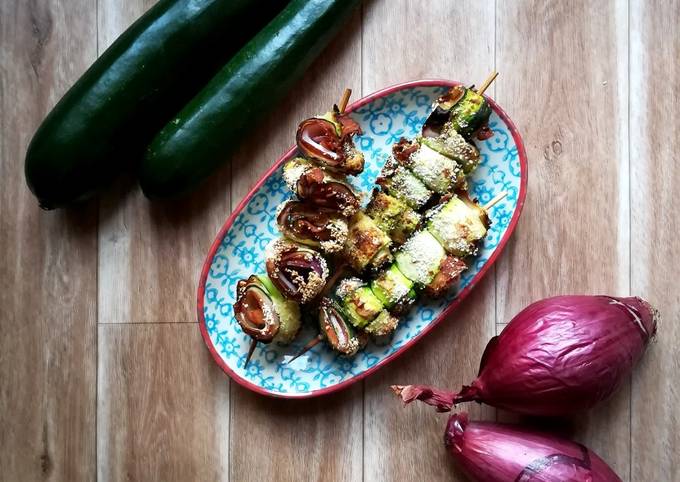 Spiedini di zucchine con cipolla e prosciutto cotto