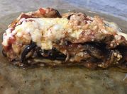 Una foto de pastel de berenjena
