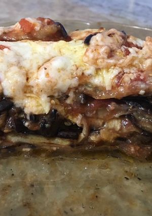 Una foto de Pastel de berenjenas tomate y queso