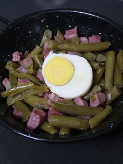 Una foto de Sartén con judías verdes y jamón
