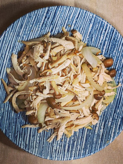 洋蔥菇菇炒雞絲 的食譜成品照片