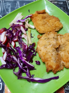 Una foto de Milanesas de pollo (al horno) y ensalada crocante