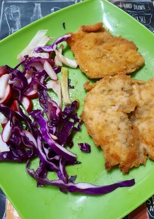 Una foto de Milanesas de pollo (al horno) y ensalada crocante