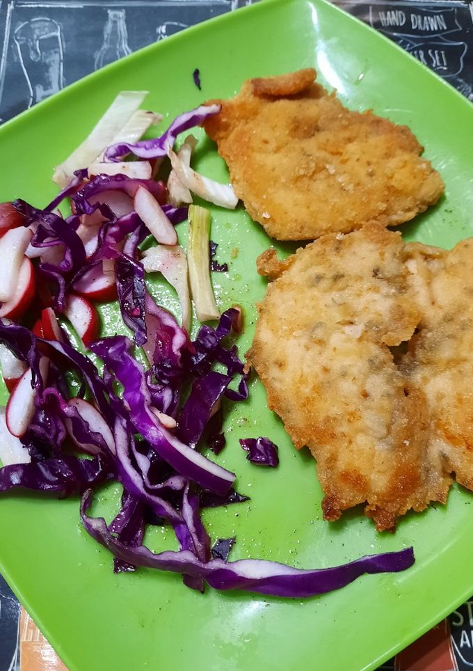 Una foto de Milanesas de pollo (al horno) y ensalada crocante