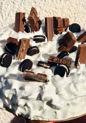 Una foto de Bizcochuelo rápido y decoración con chocolates
