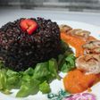 Arroz negro con puré y pollo