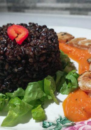 Una foto de Arroz negro con puré y pollo