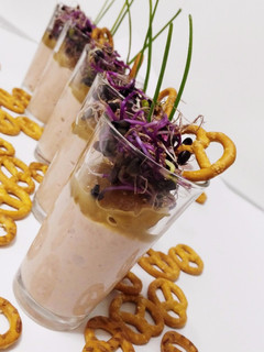 Una foto de Vasitos de crema de paté con cebolla caramelizada y germinados