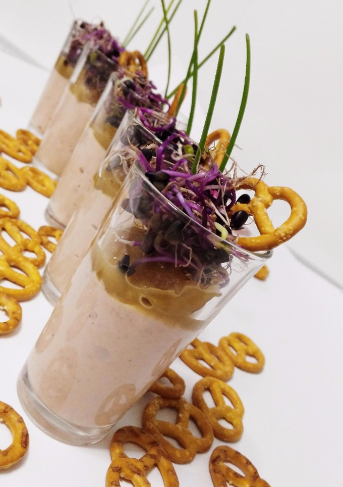 Una foto de Vasitos de crema de paté con cebolla caramelizada y germinados