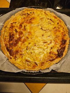 Une photo de Tarte à l'oignon, fromage blanc et lardons