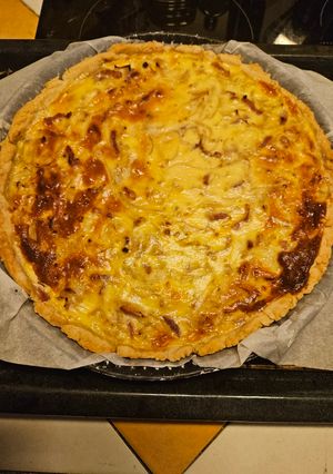 Une photo de Tarte à l'oignon, fromage blanc et lardons