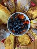 Tostadas francesas con arándanos y fresas