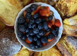 Una foto de Tostadas francesas con arándanos y fresas