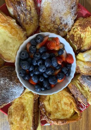Una foto de Tostadas francesas con arándanos y fresas