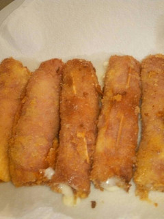 Una foto de Espárragos blancos rebozados con jamón y queso
