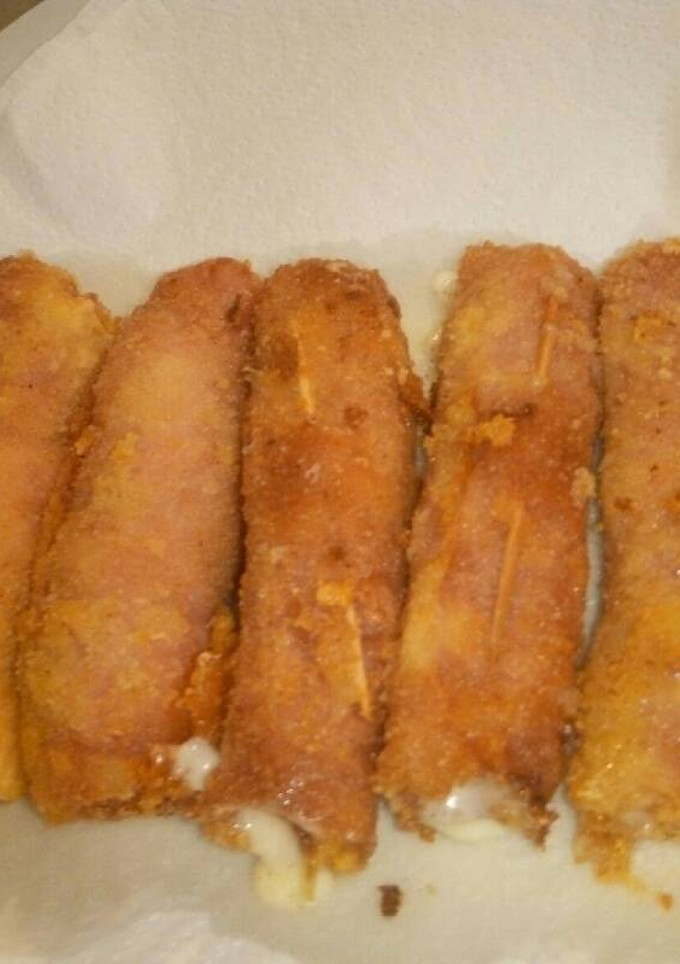 Una foto de Espárragos blancos rebozados con jamón y queso
