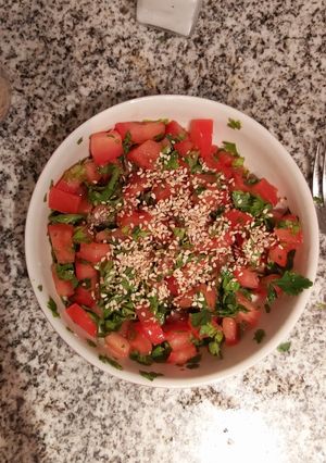 Una foto de Ensalada de perejil y tomate