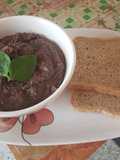 Paté de salchichas y frijoles negros