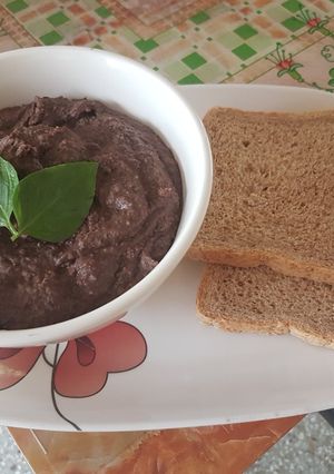 Una foto de Paté de salchichas y frijoles negros