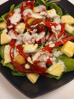 Una foto de Ensalada de Morrón Asado con Rúcula y Queso