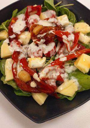 Una foto de Ensalada de Morrón Asado con Rúcula y Queso