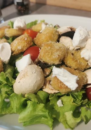 Une photo de Salade composée avec quenelles panées