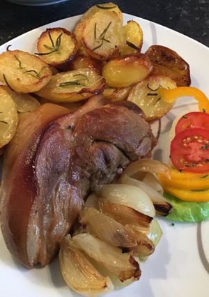 Sült csülök rozmaringos sült burgonyával 🍖🥔 recept fotója