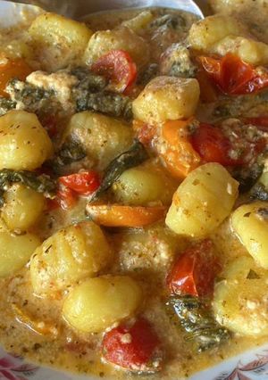 Zdjęcie przepisu Gnocchi ze szpinakiem, pomidorkami i twarogiem wędzonym.
